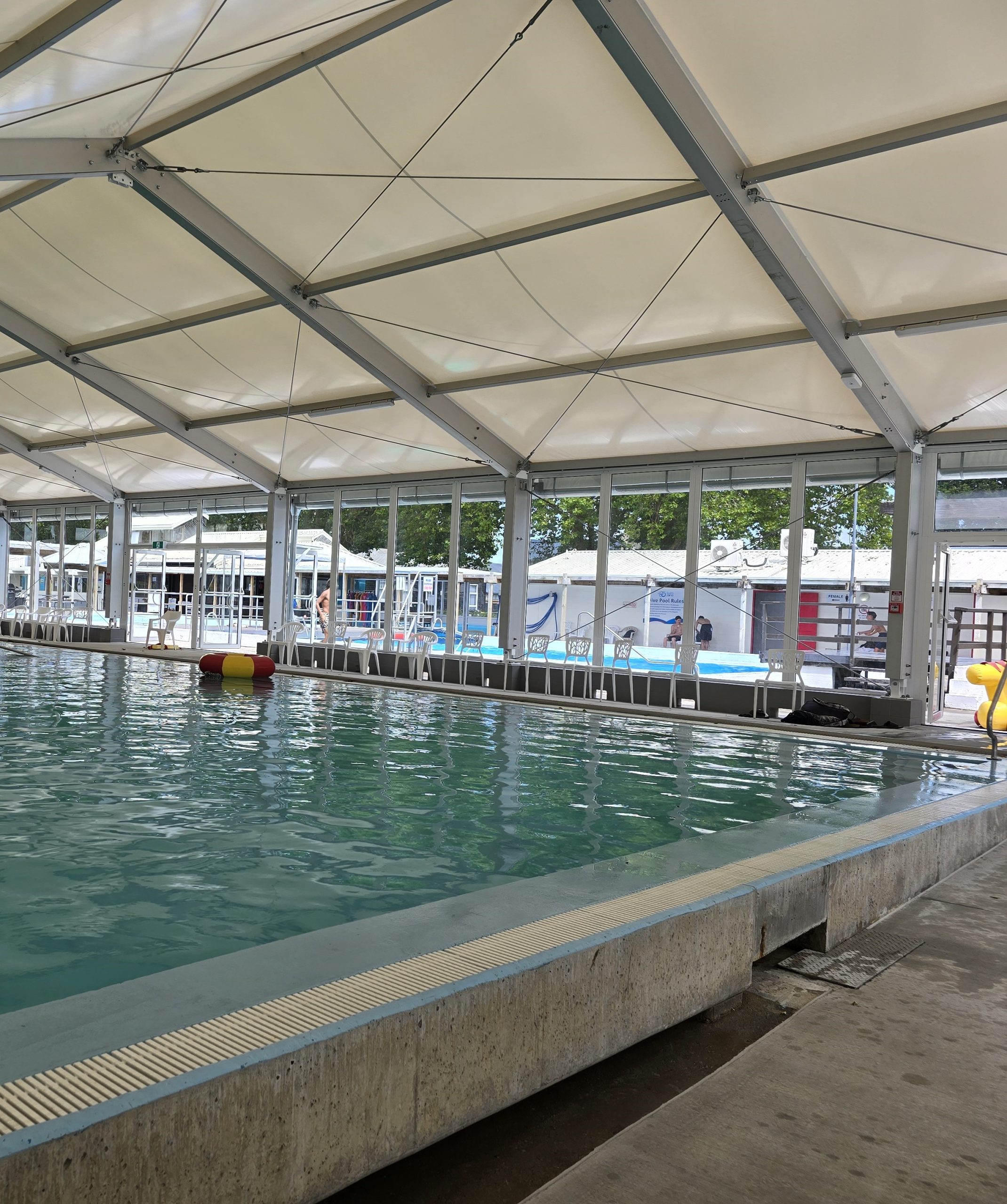 Swimming pool enclosure